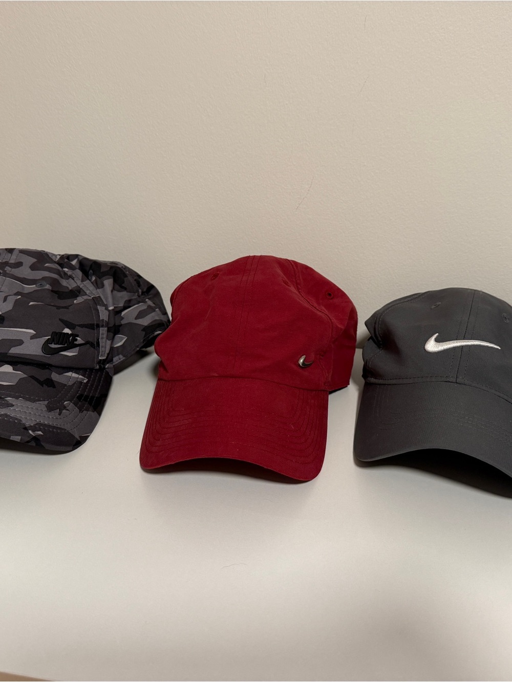 3 Nike hats, 2 other hats - Lot, adjustable back